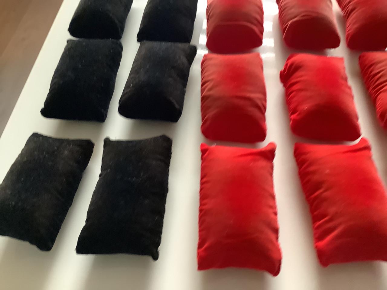 Partij gebruikte kussentjes voor sieraden. ( partij 83)