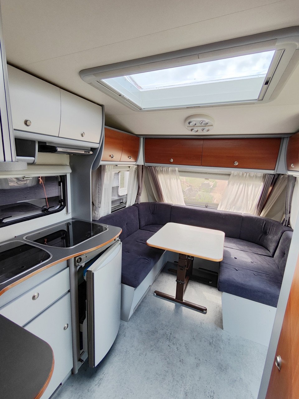 Luxe Kip caravan zeer compleet, incl. voortent en luifel.