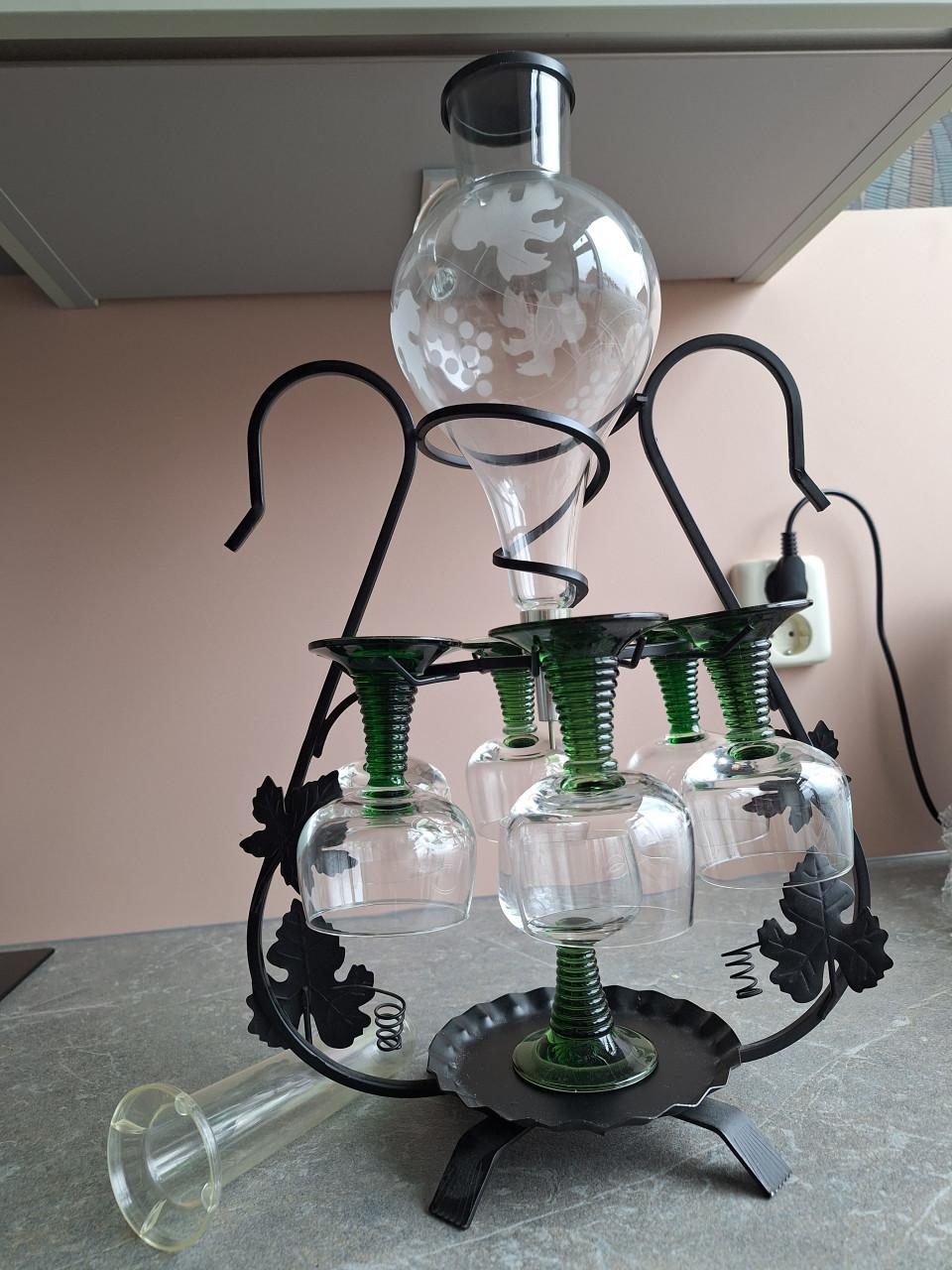 Retro set. Wijnglazen groene voet in houder met karaf