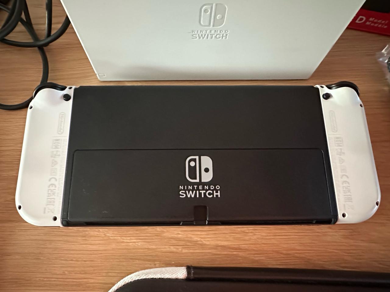 Nintendo switch oled incl. opberghoes en reiskoffer