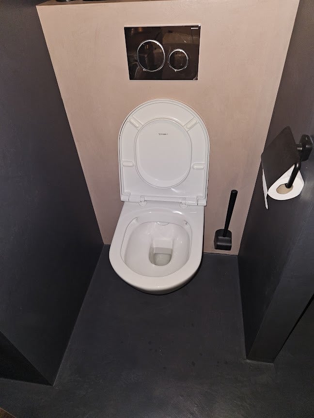 TE KOOP !!!    z.g.a.n. toiletpot met zitting en montageset