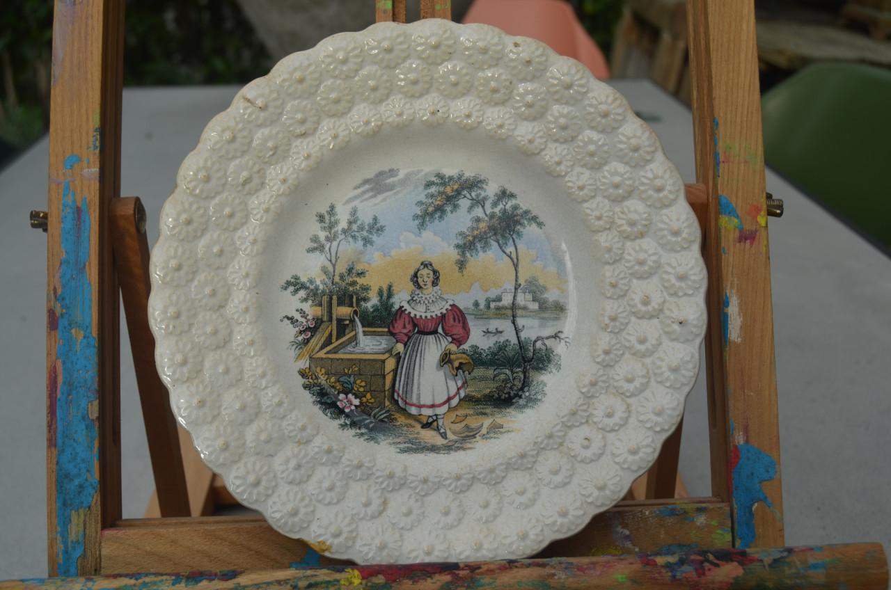 4 Porseleinen kinderbordjes W.S & Co 'Pastimes' ca. 1850