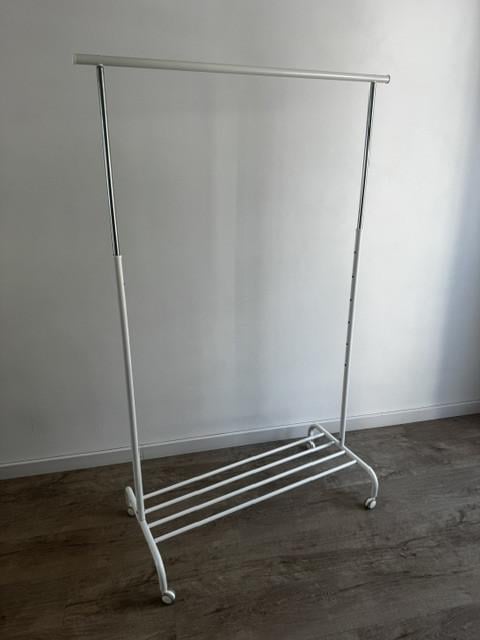 Kledingrek op wielen, nieuwstaat, wit, metaal