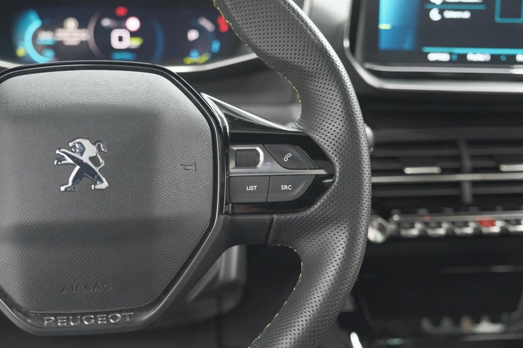 Peugeot E-2008 ev gt 50 kwh | 3 fase | trekhaak | panoramadak | adaptieve c