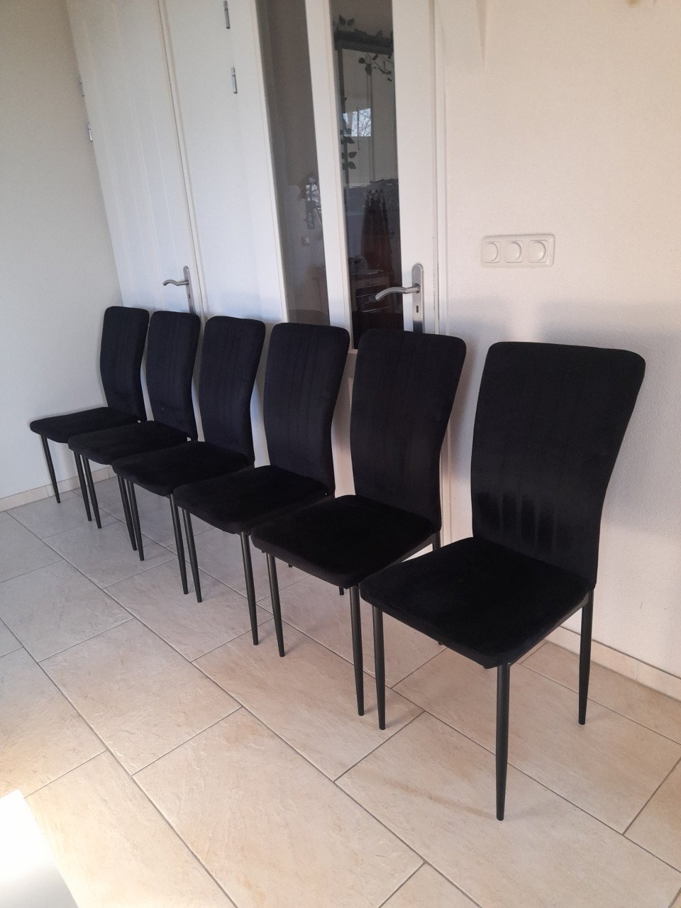 6  Zwarte Stoelen ( in goede nette staat)