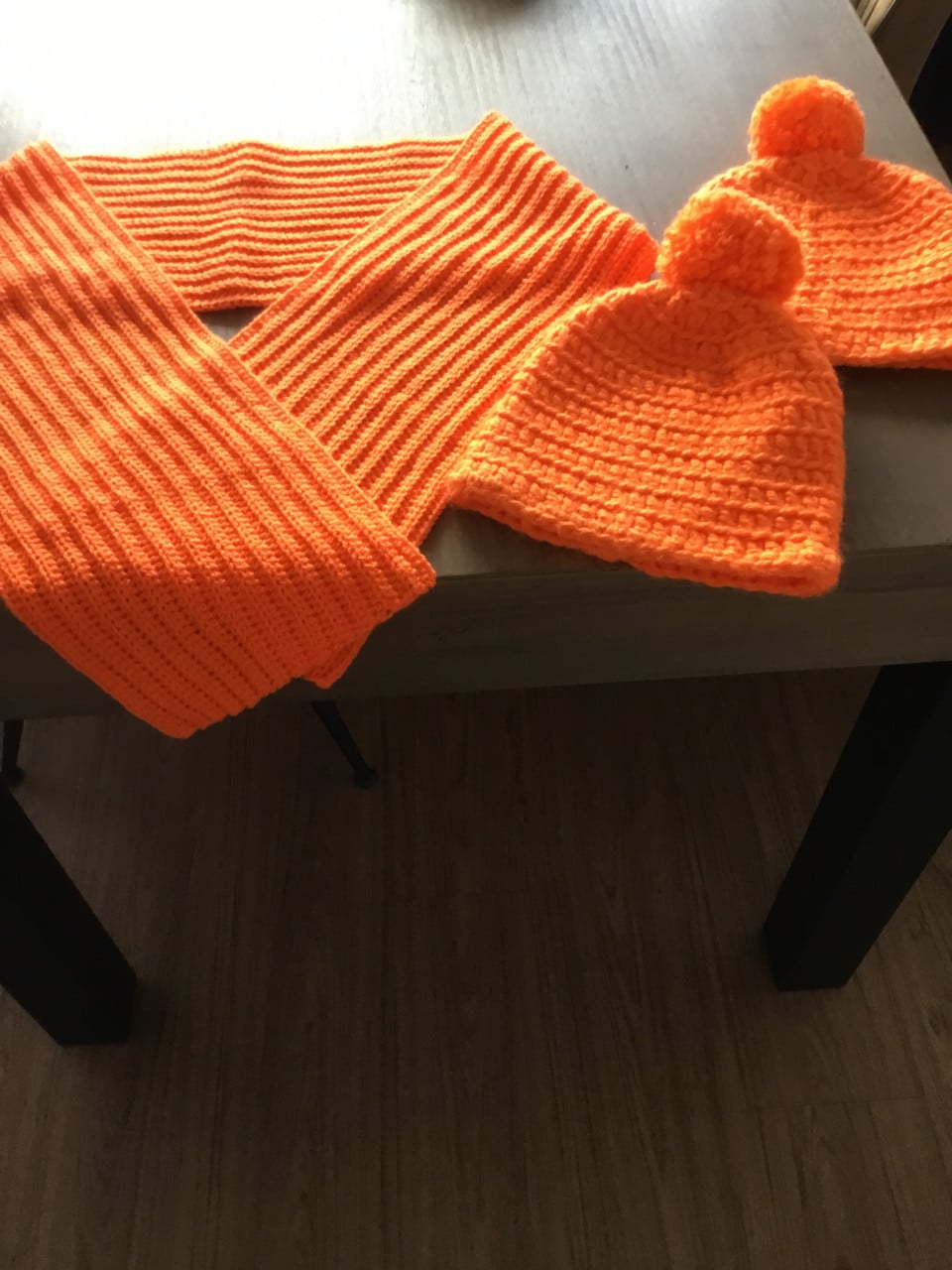 Oranje sjaal en mutsen