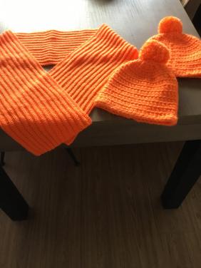 Oranje sjaal en mutsen