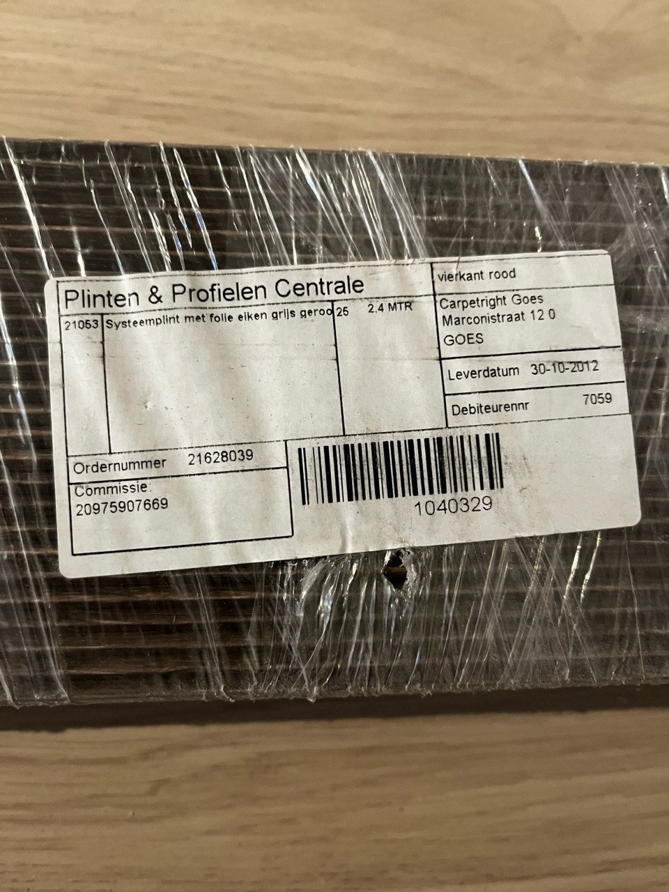 Nieuwe vloerplinten eiken grijs gerookt