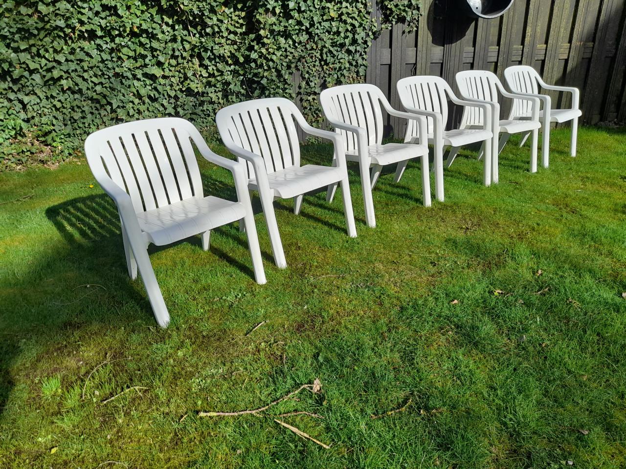 6  stevige Stapelstoelen (in goede staat )