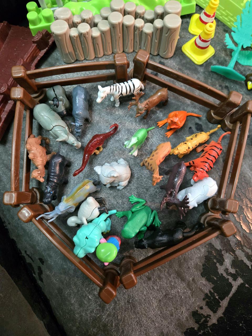 Speelgoedfiguren en bouwstenen diverse plastic dieren, 22 kleine, 6 grote.