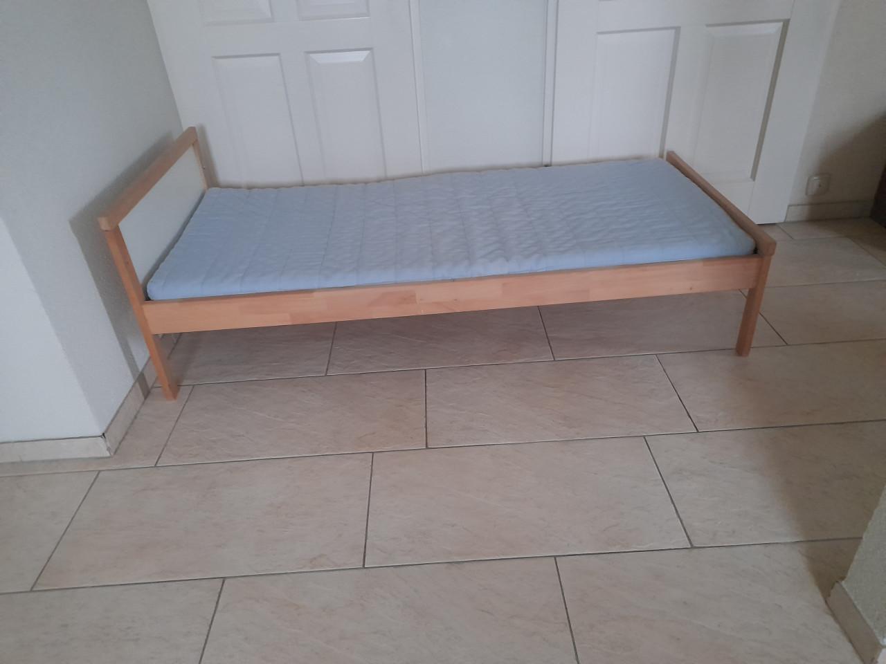 Peuter bed met matras  70 x 160 (in goede nette staat )