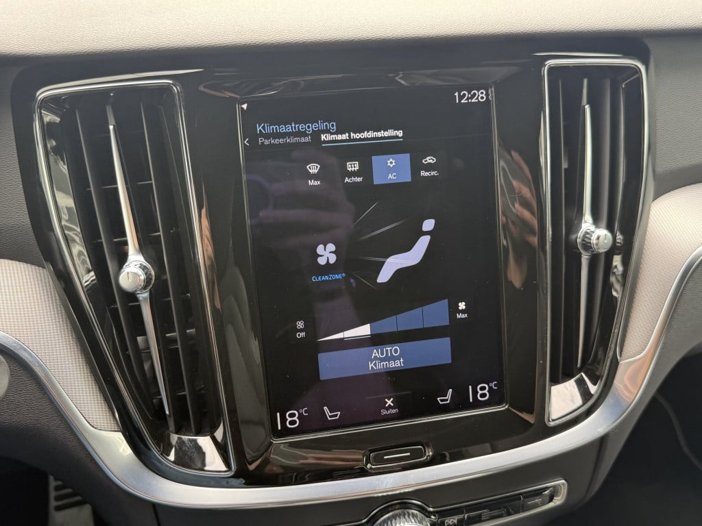 Volvo V60 t6 340pk recharge r-design| panodak| adap.cruise| 360camera| tre