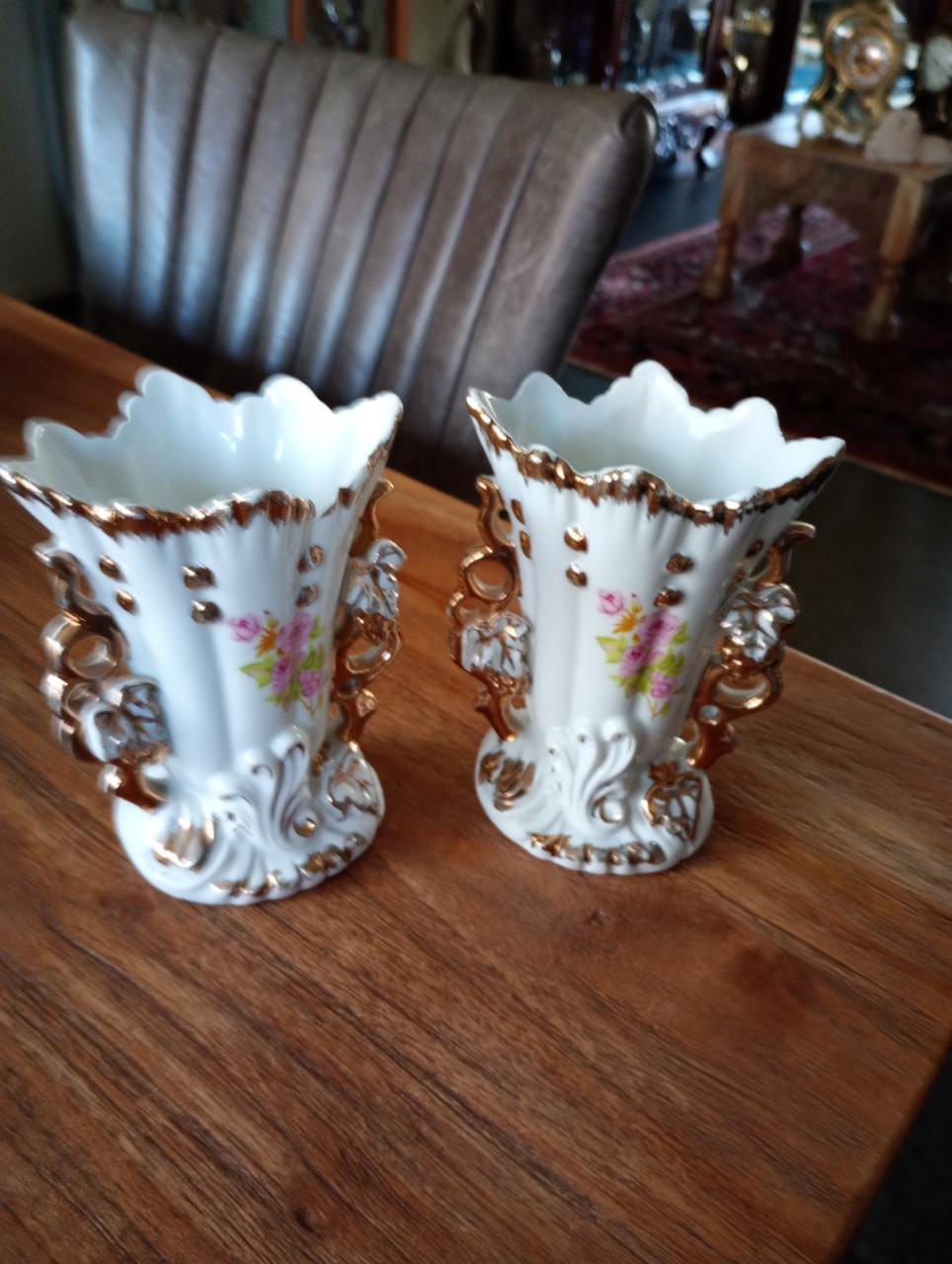 Oude decoratie vaasjes   prijs is voor samen