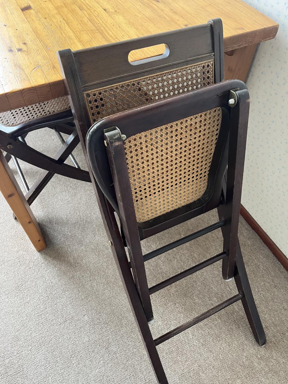 ## Lundia eetkamertafel met 4 houten klapstoelen  ##