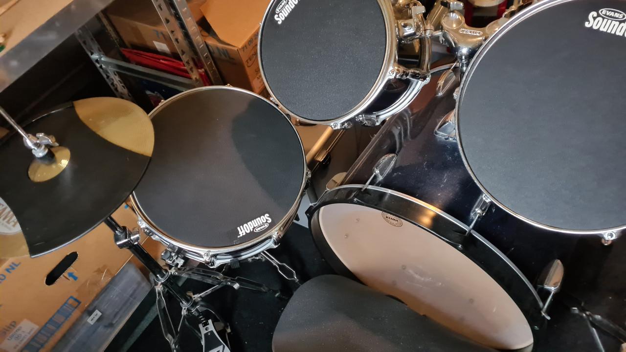 TAMA drumstel inclusief accessoires.
