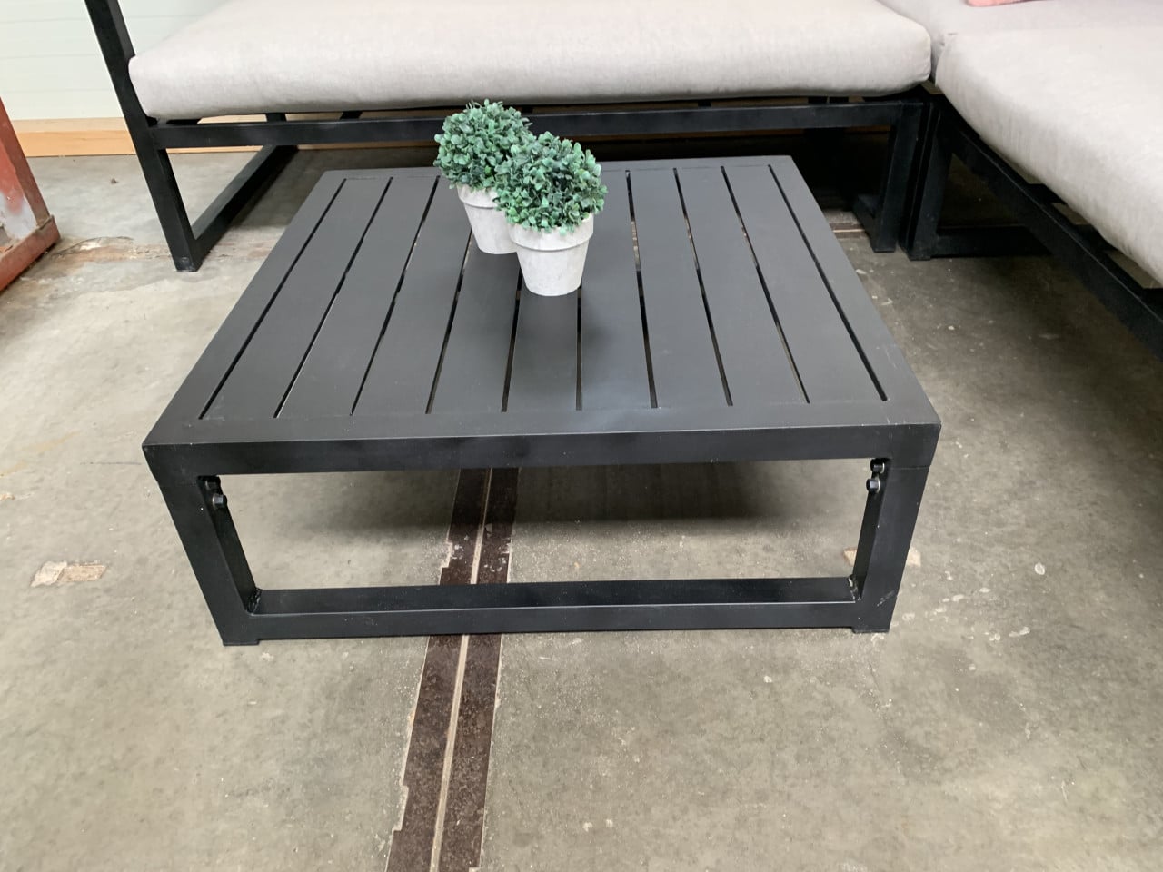 Zwart Alminium loungset met kussens en tafel.