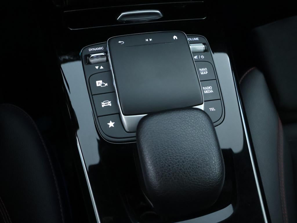 Mercedes-Benz A-Klasse 180 business solution amg | panoramadak | sfeerverli