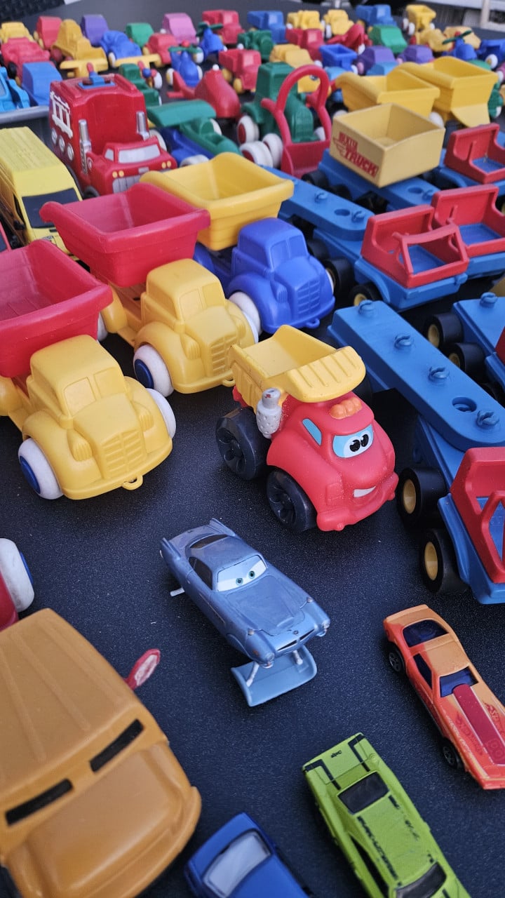 Heeeel veel plastic speelgoedauto's, vliegtuigjes