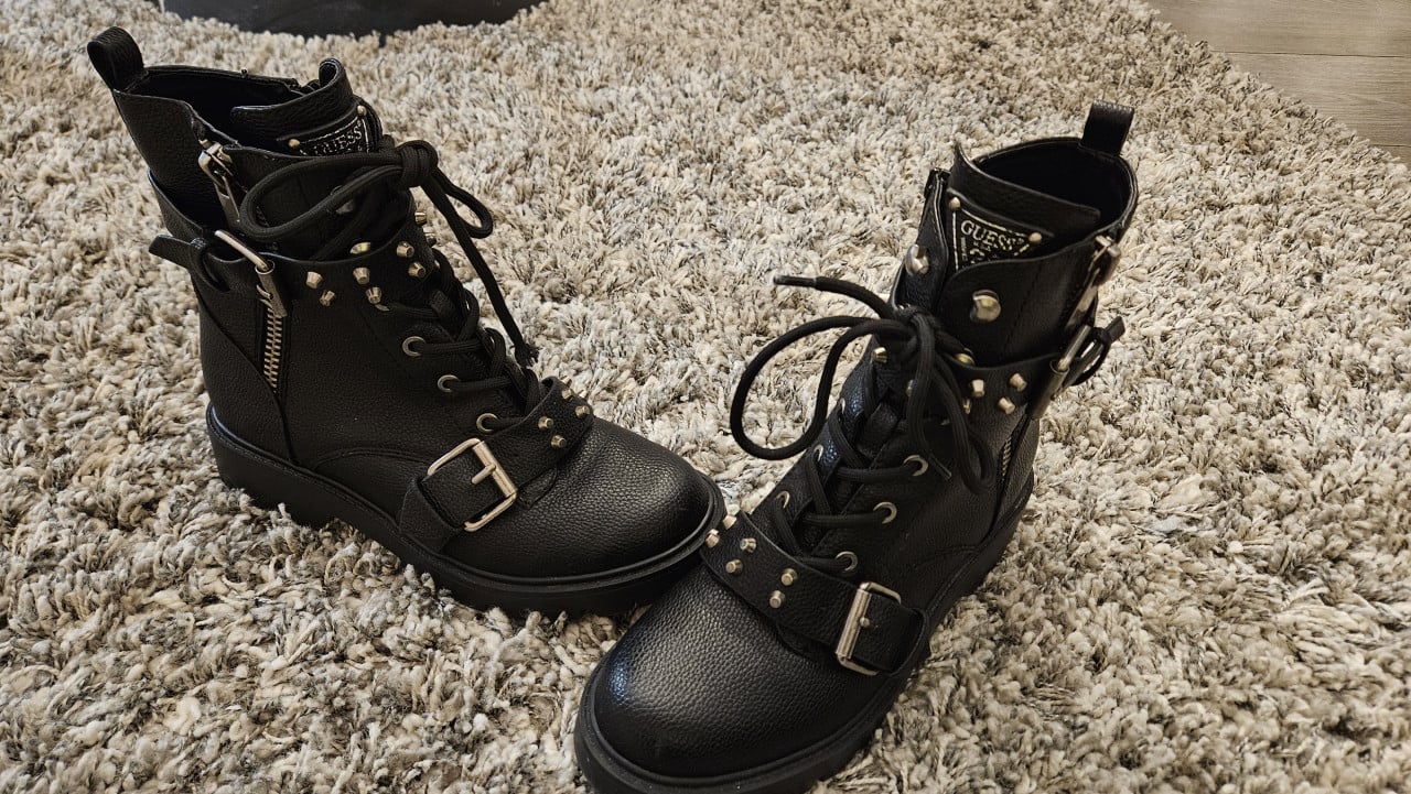 Zwarte GUESS veterlaarzen met gespen en studs
