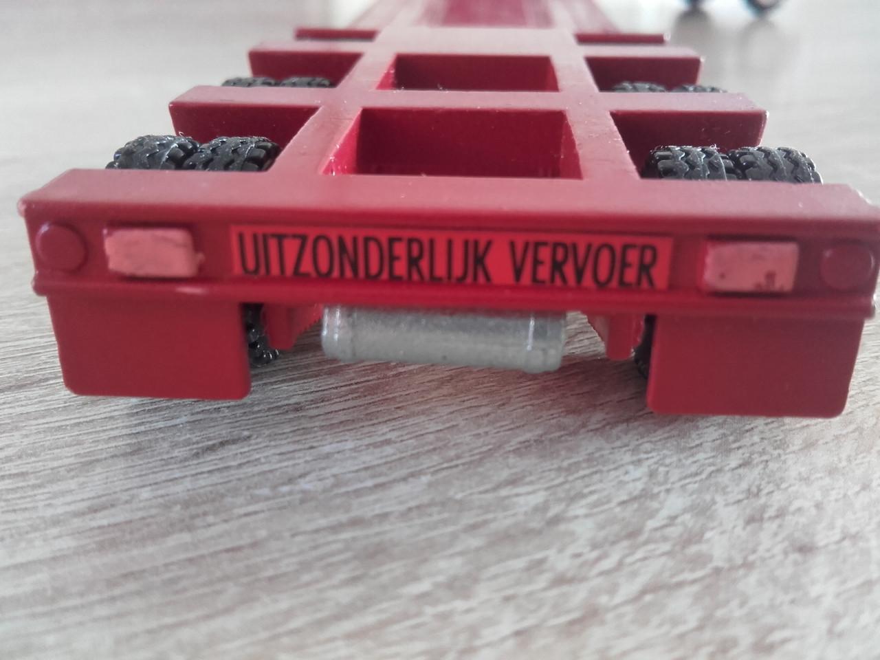 Volvo met dieplader van Conrad.